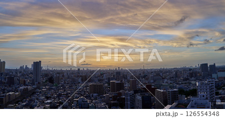 夕暮れに包まれる東京北部の街並みパノラマ 夕暮れに包まれる東京北部の街並みパノラマ 126554348