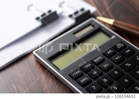 クリップで挟んだ資料と電卓 126554632