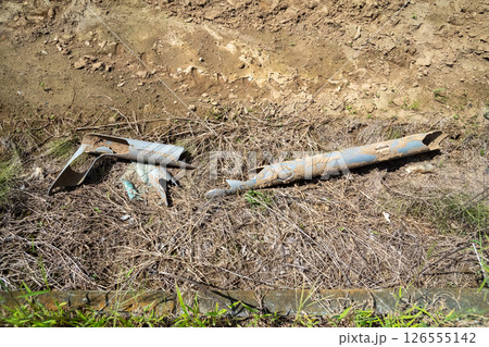 畑と壊れた塩ビ管 126555142