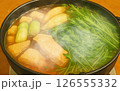 ブリと水菜、ネギがたくさん入ったあたたかくておいしそうな鍋料理 126555332