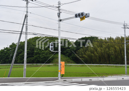 信号機の設置工事中_02 126555423