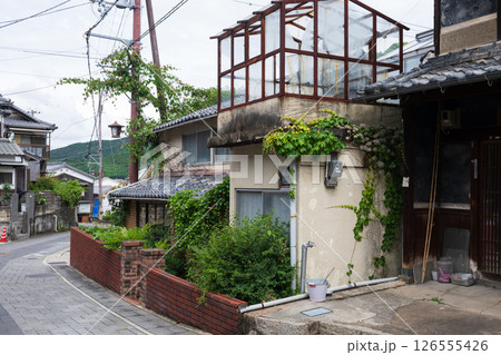 日本の兵庫県たつの市室津の古くてとても美しい建物 126555426