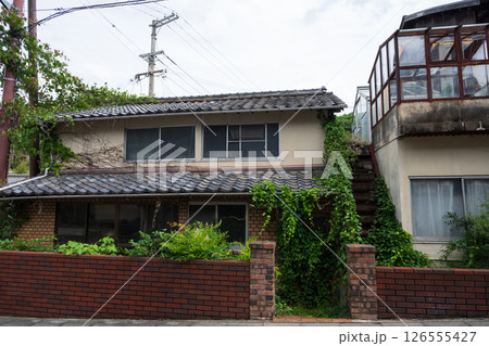 日本の兵庫県たつの市室津の古くてとても美しい建物 日本の兵庫県たつの市室津の古くてとても美しい建物 126555427