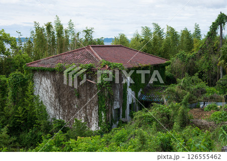 日本の兵庫県たつの市室津の古くてとても美しい建物 126555462
