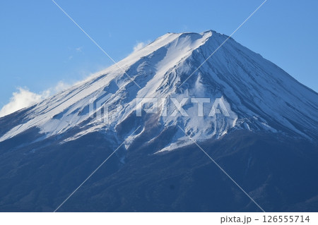 日本を代表する山、冠雪 富士山。冬の雪が積もった富士山は綺麗です。 日本を代表する山、冠雪 富士山。冬の雪が積もった富士山は綺麗です。 126555714
