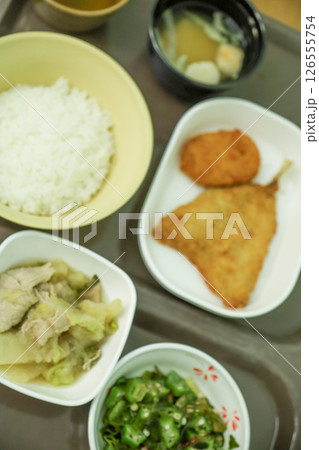 低カロリー減塩病院食（ご飯、アジフライとコロッケ、味噌汁、オクラのあえ物、豚肉と白菜の煮物） 126555754