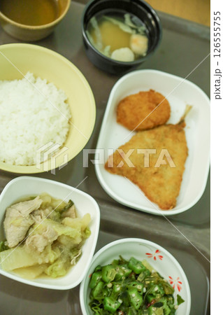 低カロリー減塩病院食(ご飯、アジフライとコロッケ、味噌汁、オクラのあえ物、豚肉と白菜の煮物) 低カロリー減塩病院食(ご飯、アジフライとコロッケ、味噌汁、オクラのあえ物、豚肉と白菜の煮物) 126555755