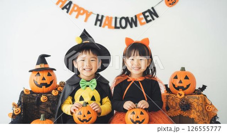 カボチャと笑顔の子供のハロウィン仮装シーン 126555777