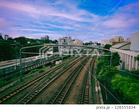 JR中央線の線路と街並み。フィルム写真風。 126555834