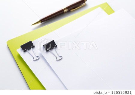 クリップで挟んだ資料 クリップで挟んだ資料 126555921