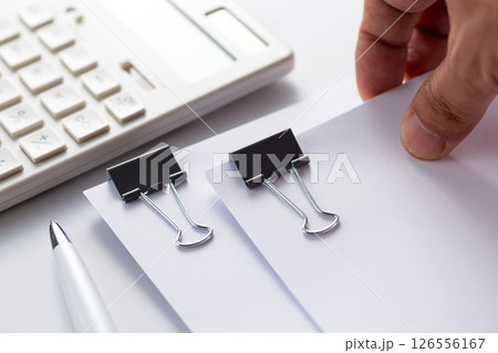 クリップで挟んだ資料 126556167