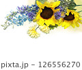 向日葵、デルフィニウムの夏の花の透過フレーム 126556270