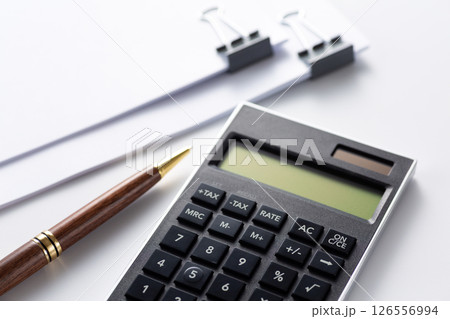 クリップで挟んだ資料と電卓 126556994