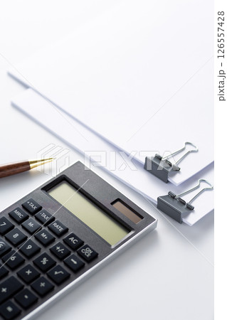 クリップで挟んだ資料と電卓 126557428