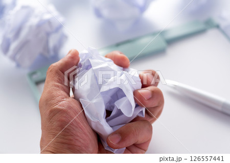 丸めた紙ごみと資料 126557441