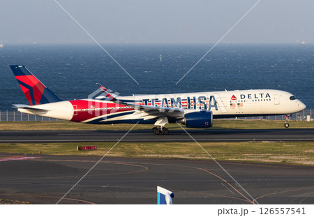 デルタ航空A350-900羽田空港離陸 126557541