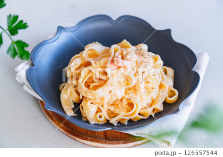 明太子とチーズたっぷりの生平麺カルボナーラ 126557544