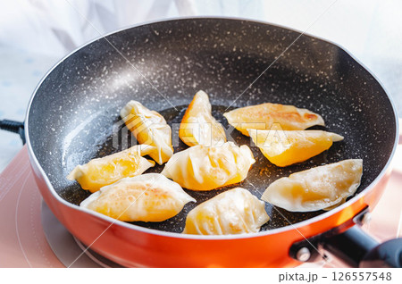 フライパンで焼く餃子アップルパイ 126557548