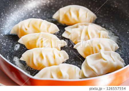 フライパンで焼く餃子アップルパイ 126557554