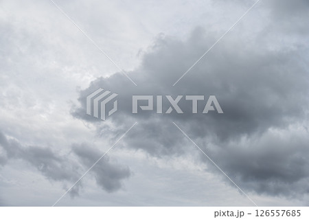 雨 雨雲 雲 灰色 白色 初夏 梅雨 5月 6月 イメージ 126557685