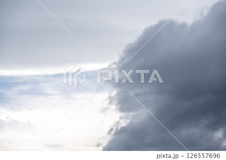 雨 雨雲 雲 灰色 白色 初夏 梅雨 5月 6月 イメージ 126557696