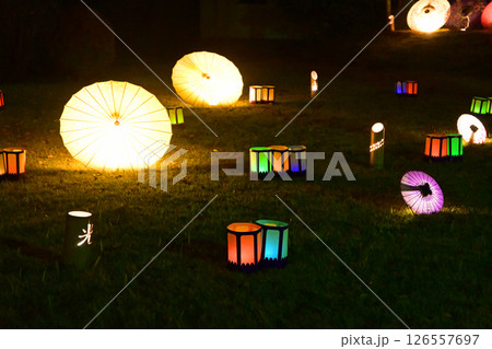 ライトと番傘が浮かび上がる夜 ライトと番傘が浮かび上がる夜 126557697
