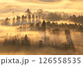 朝霧に包まれた里山 126558535