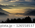 幾重にも連なる山々と雲海 126558537