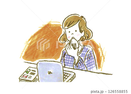オフィスで仕事中におにぎりを食べる女性 オフィスで仕事中におにぎりを食べる女性 126558855