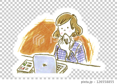 オフィスで仕事中におにぎりを食べる女性 オフィスで仕事中におにぎりを食べる女性 126558855