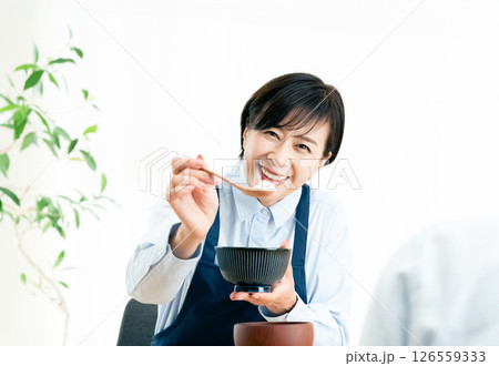食事介助をする女性 食事介助をする女性 126559333