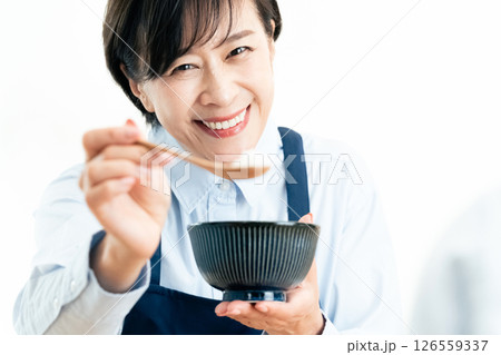 食事介助をする女性 126559337