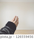 足を組む女性の手 126559456