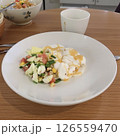野菜の乗ったサラダ 126559470