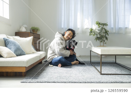 愛犬とリビングでくつろぐ男性　 126559590