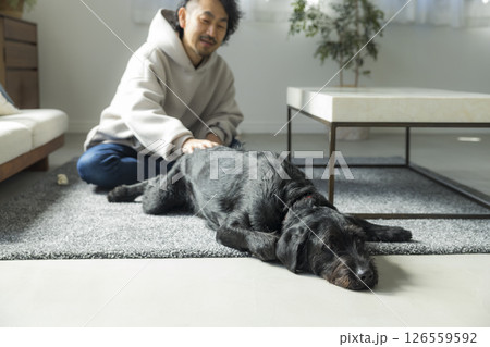 愛犬とリビングでくつろぐ男性　 126559592