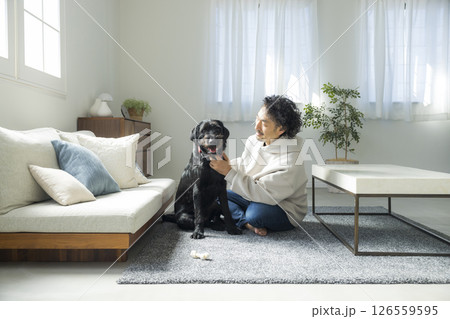 愛犬とリビングでくつろぐ男性　 126559595