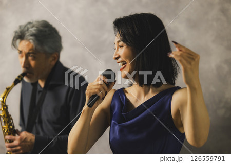 サックスを吹く男性と歌う女性 126559791