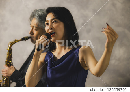 サックスを吹く男性と歌う女性 サックスを吹く男性と歌う女性 126559792