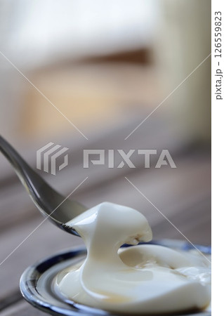 やちむんの豆皿に乗せたジーマーミ豆腐の箸あげ 126559823
