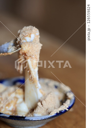 きな粉と甘ダレをかけたジーマーミ豆腐の箸あげ きな粉と甘ダレをかけたジーマーミ豆腐の箸あげ 126559824