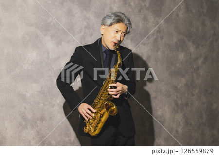 サックスを吹く男性 126559879