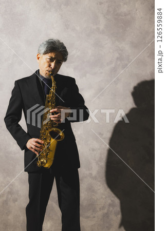 サックスを吹く男性 サックスを吹く男性 126559884