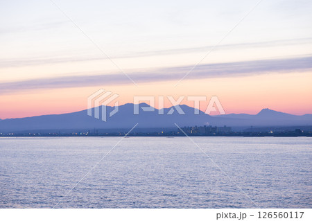 北海道、船上から見た苫小牧付近の夕景 126560117