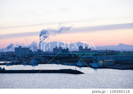 北海道、船上から見た苫小牧港の夕景 126560118