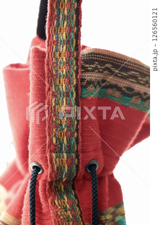 伝統工芸品の赤い優佳良織ハンドバッグの持ち手 126560121