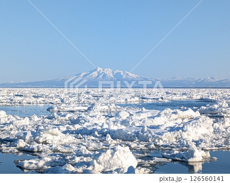オホーツク海 流氷 知床三山を望む 126560141