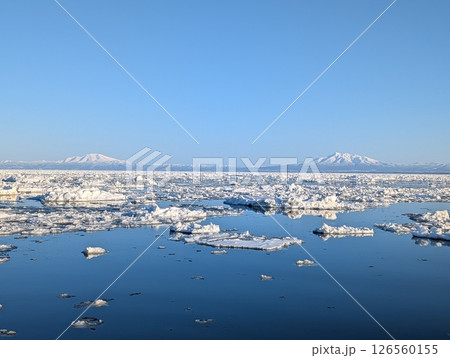 オホーツク海 流氷 知床三山を望む 126560155