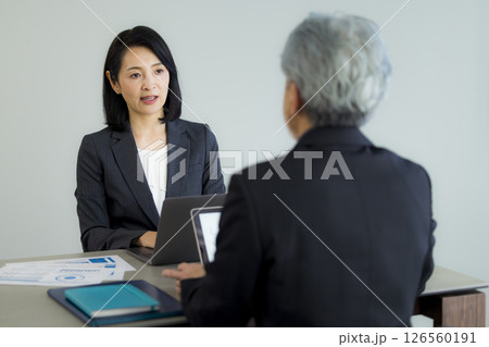 会議するビジネスパーソン 126560191