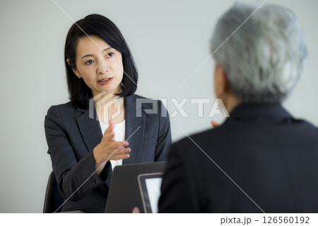会議するビジネスパーソン 126560192